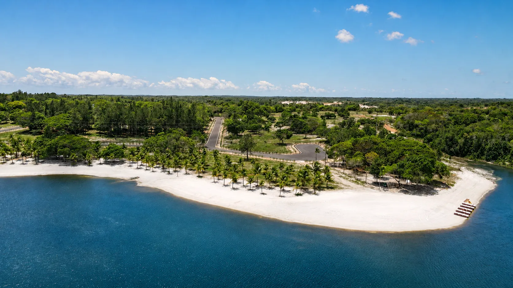 Vista aérea da lagoa privativa do Sauípe Lagoa Residence, com praia de areia branca e infraestrutura em implantação